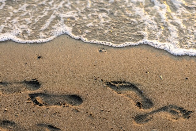 footprints-8446394_640